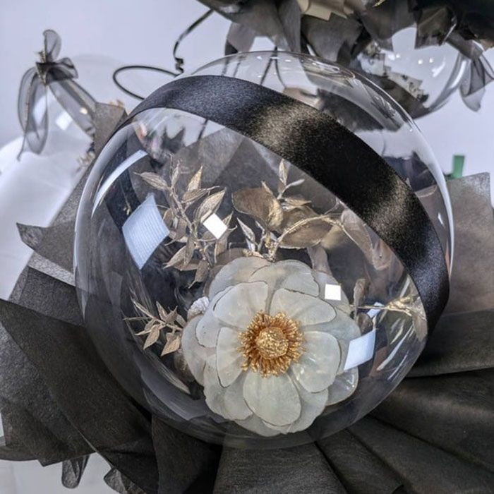 黒を基調としたラッピングに白い花が入ったバルーン。高級感のあるモダンな祝い花デザイン
