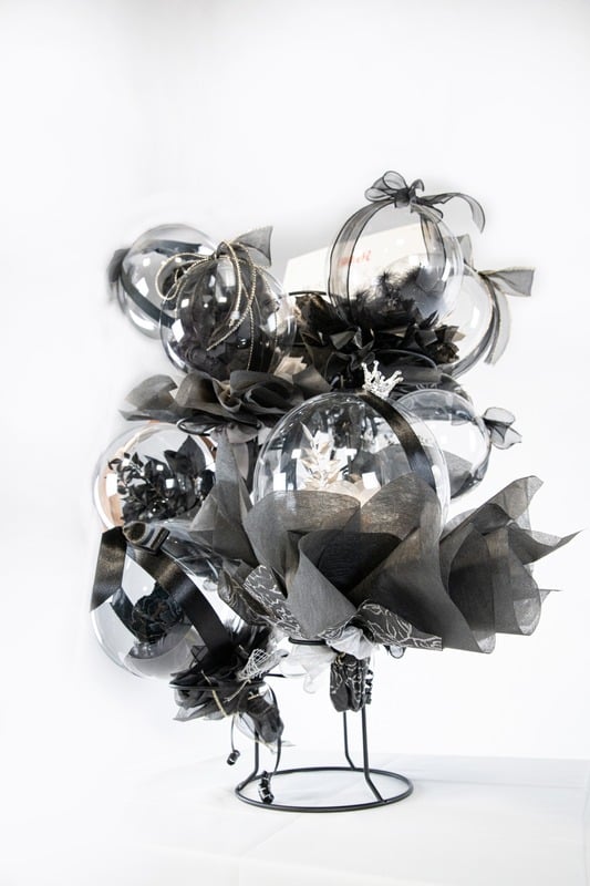 ブラック系のシックなバルーンフラワータワー。黒いリボンと花でまとめられたスタイリッシュなギフト