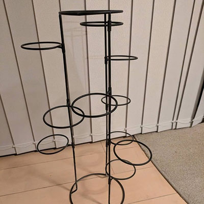 使用後のバルーンを取り外した黒いアイアン製スタンド。再利用前の状態。