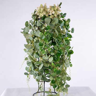 アイアンスタンドにフェイクグリーンを取り付け、室内インテリアとして活用しているイメージ。